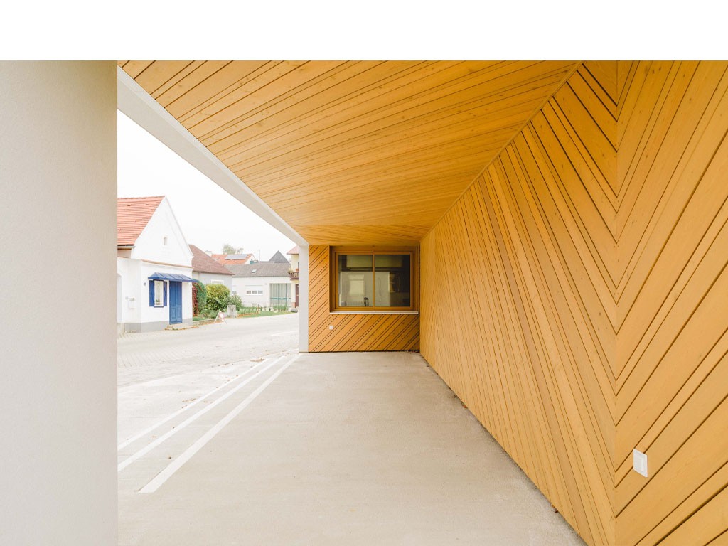 P&ouml;ttesldorf: Community center